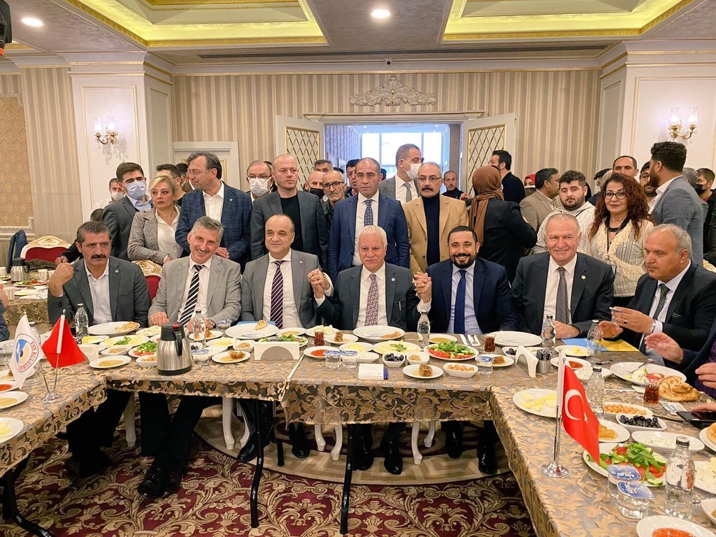 ESENYURT VAN KÜLTÜR EVİ BAŞKANI FERHAT KIYAK İYİ PARTİYE GÖZ KIRPTI